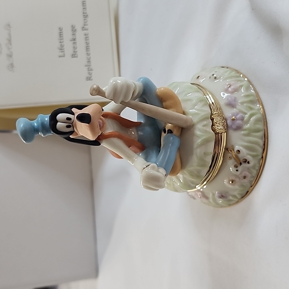 BNIB Lenox Treasures Disney Practice With Goofy Treasure Box Limoge with Charm